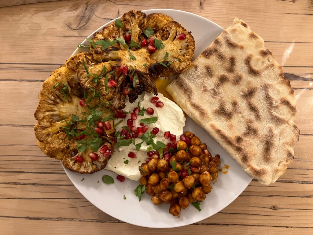 Chou fleur rôti, pois chiches et nan au fromage